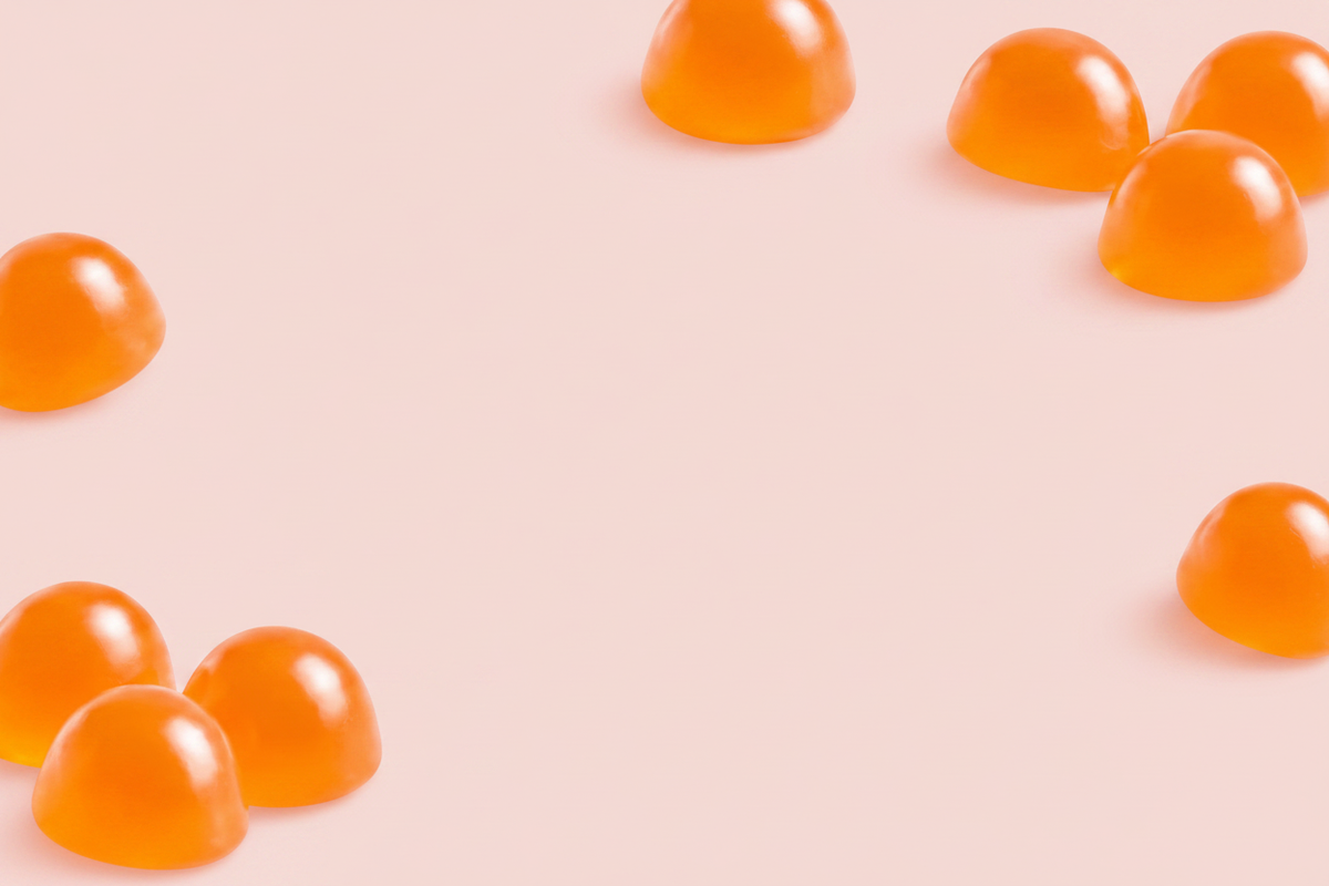 Gummies op roze achtergrond